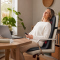 Siège massant chauffant shiatsu noir installé sur une chaise de bureau
