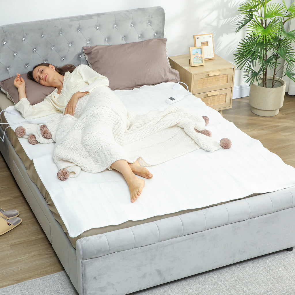 Couverture chauffante double commande sur un lit